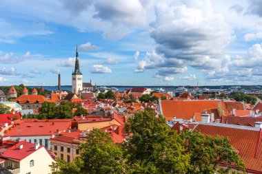 Hava panoramik cityscape güzel görüntülemek eski kasaba Tallinn oteli yaz, Estonya