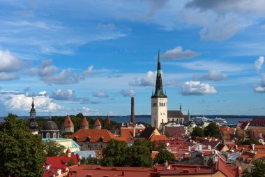 Hava panoramik cityscape güzel görüntülemek eski kasaba Tallinn oteli yaz, Estonya