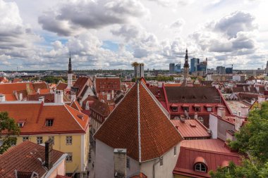 Hava panoramik cityscape güzel görüntülemek eski kasaba Tallinn oteli yaz, Estonya