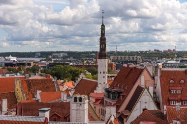 Hava panoramik cityscape güzel görüntülemek eski kasaba Tallinn oteli yaz, Estonya