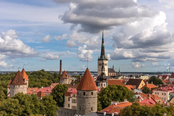 Antenowe panoramiczny pejzaż piękny, zobacz stare miasto w Tallinie latem, Estonia — Zdjęcie stockowe