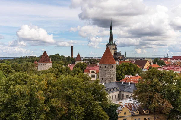 Antenowe panoramiczny pejzaż piękny, zobacz stare miasto w Tallinie latem, Estonia — Zdjęcie stockowe