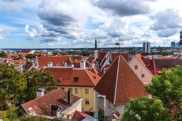 공중 파노라마 도시 풍경 아름 다운 보기의 오래 된 도시 탈린에 여름, 에스토니아에 — 스톡 사진