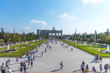 Moskova, Rusya - 22 Eylül 2018: Panoramik VDKNh ana giriş ve Moskova'da güneşli havada yürüyen insanların Arch.