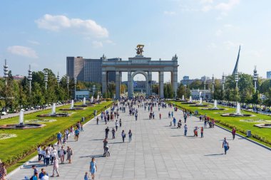Moskova, Rusya - 22 Eylül 2018: Panoramik VDKNh ana giriş ve Moskova'da güneşli havada yürüyen insanların Arch.