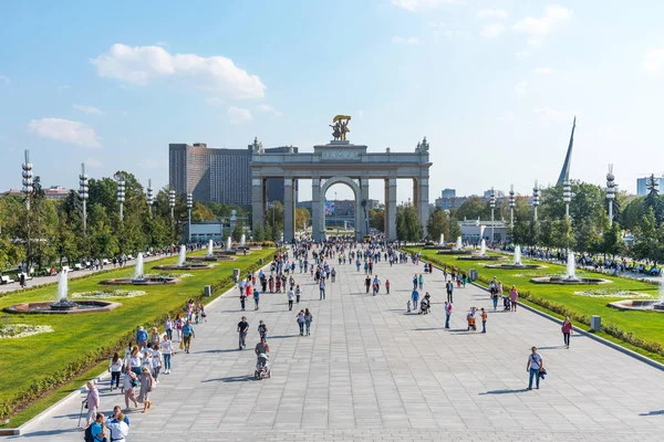 Moskova, Rusya - 22 Eylül 2018: Panoramik VDKNh ana giriş ve Moskova'da güneşli havada yürüyen insanların Arch.