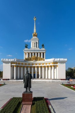 Moskova, Rusya - 22 Eylül 2018: Ana pavilion VDKNh, Pavilion No 1 Merkez ve anıt Vladimir Lenin VDKNh Moskova, Rusya