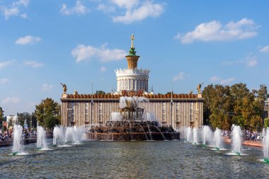 Moskova, Rusya - 22 Eylül 2018: Pavilion No 58 tarım, eski Ukrayna SSC ve VDKNh taş çiçek çeşmede.