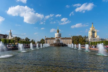 Moskova, Rusya - 22 Eylül 2018: Pavilion No 58 tarım, eski Ukrayna SSC ve VDKNh taş çiçek çeşmede.