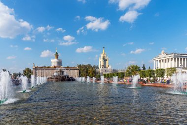 Moskova, Rusya - 22 Eylül 2018: Pavilion No 58 tarım, eski Ukrayna SSC ve VDKNh taş çiçek çeşmede.