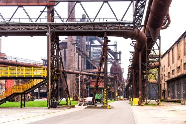 Ostrava, Çek Cumhuriyeti - 17 Nisan 2018: panoramik alt Vitkovice bölgesinin Ostrava, Çek Cumhuriyeti. Dolni Vitkovice eski çelik fabrika