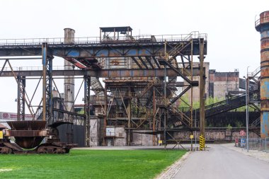 Ostrava, Çek Cumhuriyeti - 17 Nisan 2018: panoramik alt Vitkovice bölgesinin Ostrava, Çek Cumhuriyeti. Dolni Vitkovice eski çelik fabrika