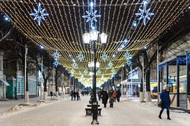 Ryazan, Rusya - 20 Ocak 2018: Yaya Pochtovaya sokakta yeni yıl ve Noel akşam ışık dekorasyon.