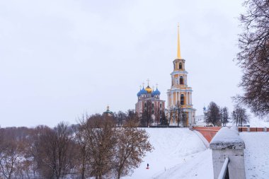 Kış Ryazan Kremlin'in panoramik görünümü. Katedral çan kulesi. Kutsal Bakire Meryem Ryazan, Rusya'nın varsayım Katedrali