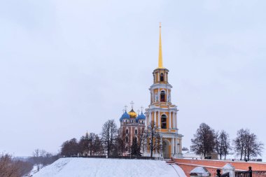Kış Ryazan Kremlin'in panoramik görünümü. Katedral çan kulesi. Kutsal Bakire Meryem Ryazan, Rusya'nın varsayım Katedrali