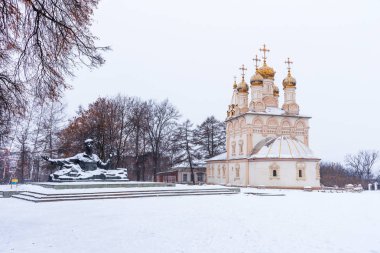 Rus şair Sergei Yesenin Anıtı ve Yara Ryazan, Rusya'nın kurtarıcı başkalaşım kilisede kış görünümü.