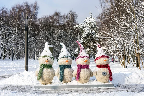 Kuzminki Moskova'da Park'ta dört kardan adam. Rusya. Güzel kış orman. Kış kar manzara sahne.