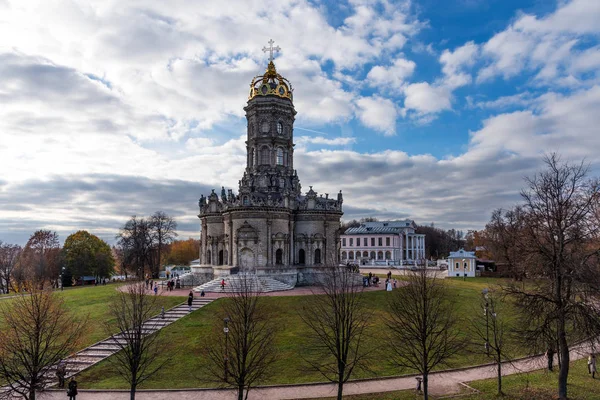 Podolsk, Rusya - 20 Ekim 2018: Dubrovitsy Emlak. Znamenskaya kilise Podolsk Moscow region Rusya