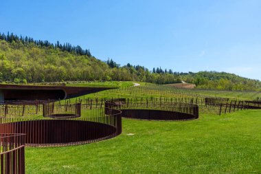 Chianti Bölgesi, İtalya - 20 Nisan 2018: Antinori nel Chianti Classico şaraphane Chianti bölge, Toskana, İtalya. Bahar üzüm bağları