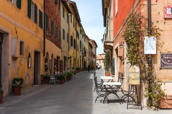 San Quirico d'Orcia, İtalya - 24 Nisan 2018: San Quirico d'Orcia, Street view. Tipik kasaba İtalya. Tipik İtalyan street Toskana, İtalya'nın küçük bir taşra kasabasında.