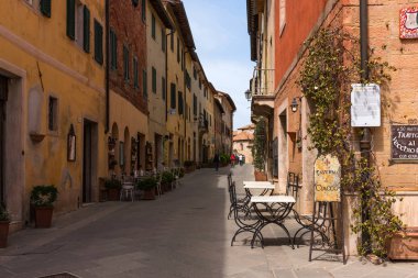 San Quirico d'Orcia, İtalya - 24 Nisan 2018: San Quirico d'Orcia, Street view. Tipik kasaba İtalya. Tipik İtalyan street Toskana, İtalya'nın küçük bir taşra kasabasında.