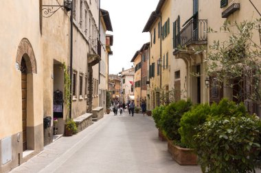 San Quirico d'Orcia, İtalya - 24 Nisan 2018: San Quirico d'Orcia, Street view. Tipik kasaba İtalya. Tipik İtalyan street Toskana, İtalya'nın küçük bir taşra kasabasında.