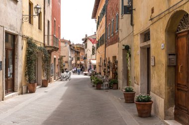 San Quirico d'Orcia, İtalya - 24 Nisan 2018: San Quirico d'Orcia, Street view. Tipik kasaba İtalya. Tipik İtalyan street Toskana, İtalya'nın küçük bir taşra kasabasında.