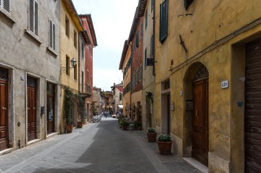 San Quirico d'Orcia, İtalya - 24 Nisan 2018: San Quirico d'Orcia, Street view. Tipik kasaba İtalya. Tipik İtalyan street Toskana, İtalya'nın küçük bir taşra kasabasında.