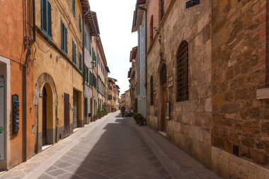 San Quirico d'Orcia, İtalya - 24 Nisan 2018: San Quirico d'Orcia, Street view. Tipik kasaba İtalya. Tipik İtalyan street Toskana, İtalya'nın küçük bir taşra kasabasında.
