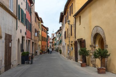 San Quirico d'Orcia, İtalya - 24 Nisan 2018: San Quirico d'Orcia, Street view. Tipik kasaba İtalya. Tipik İtalyan street Toskana, İtalya'nın küçük bir taşra kasabasında.