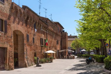 Buonconvento, İtalya - 22 Nisan 2018: Buonconvento, İtalya'nın en güzel köylerinden. Tarihi Ortaçağ ile küçük bir köy Toskana Restoran sokağa.