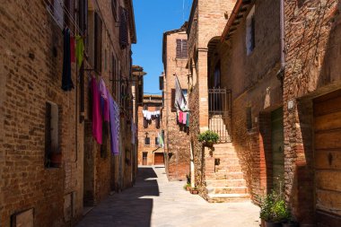 Buonconvento, İtalya - 22 Nisan 2018: Buonconvento, İtalya'nın en güzel köylerinden. Sokakta küçük tarihi Ortaçağ Köyü Toskana
