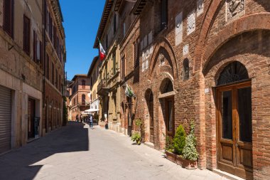 Buonconvento, İtalya - 22 Nisan 2018: Buonconvento, İtalya'nın en güzel köylerinden. Tarihi Ortaçağ ile küçük bir köy Toskana Restoran sokağa.