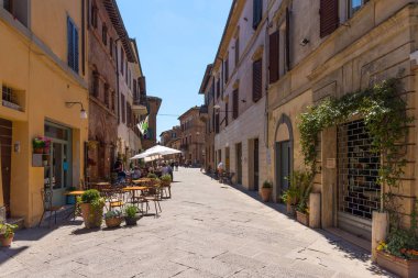 Buonconvento, İtalya - 22 Nisan 2018: Buonconvento, İtalya'nın en güzel köylerinden. Tarihi Ortaçağ ile küçük bir köy Toskana Restoran sokağa.