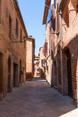 Buonconvento, İtalya - 22 Nisan 2018: Buonconvento, İtalya'nın en güzel köylerinden. Sokakta küçük tarihi Ortaçağ Köyü Toskana