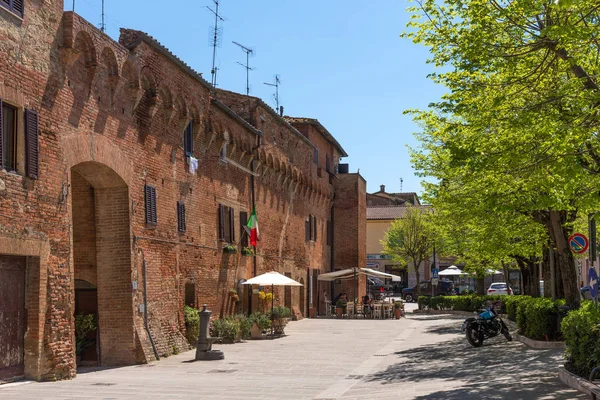 Buonconvento, İtalya - 22 Nisan 2018: Buonconvento, İtalya'nın en güzel köylerinden. Tarihi Ortaçağ ile küçük bir köy Toskana Restoran sokağa.