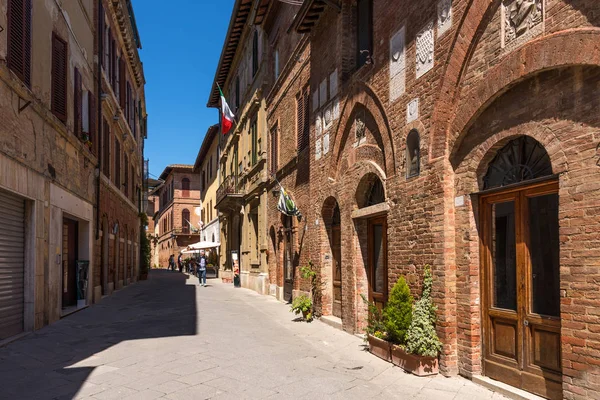 Buonconvento, İtalya - 22 Nisan 2018: Buonconvento, İtalya'nın en güzel köylerinden. Tarihi Ortaçağ ile küçük bir köy Toskana Restoran sokağa.