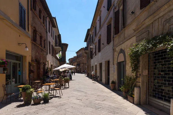 Buonconvento, İtalya - 22 Nisan 2018: Buonconvento, İtalya'nın en güzel köylerinden. Tarihi Ortaçağ ile küçük bir köy Toskana Restoran sokağa.