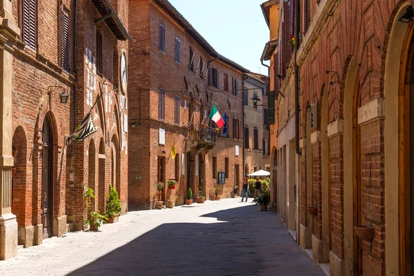 Buonconvento, İtalya - 22 Nisan 2018: Buonconvento, İtalya'nın en güzel köylerinden. Sokakta küçük tarihi Ortaçağ Köyü Toskana