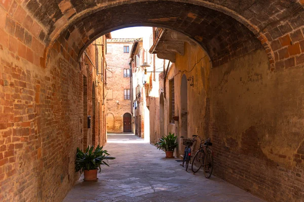 Buonconvento, İtalya - 22 Nisan 2018: Buonconvento, İtalya'nın en güzel köylerinden. Sokakta küçük tarihi Ortaçağ Köyü Toskana