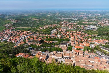Yaz panorama San Marino Cumhuriyeti ve İtalya. İnanılmaz hava görünümünü ve cityscape. Füniküler.