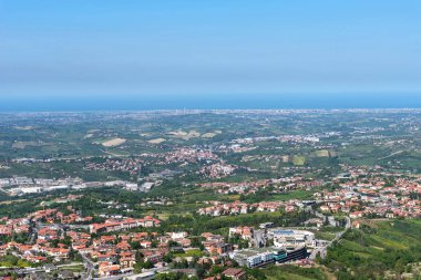 Yaz panorama San Marino Cumhuriyeti ve İtalya. İnanılmaz hava görünümünü ve cityscape. Füniküler.
