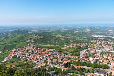 Yaz panorama San Marino Cumhuriyeti ve İtalya. İnanılmaz hava görünümünü ve cityscape. Füniküler.