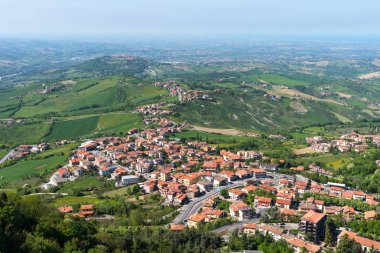 Yaz panorama San Marino Cumhuriyeti ve İtalya. İnanılmaz hava görünümünü ve cityscape.