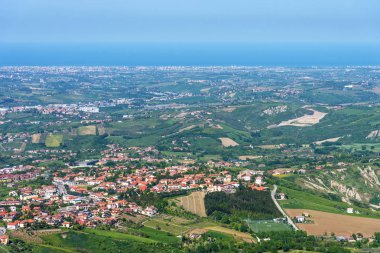 Yaz panorama San Marino Cumhuriyeti ve İtalya. İnanılmaz hava görünümünü ve cityscape. Füniküler.