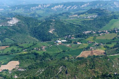 Yaz panorama San Marino Cumhuriyeti. Şaşırtıcı modern yerleşim alanı görünümünü.