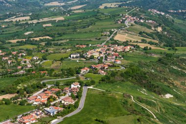 Yaz panorama San Marino Cumhuriyeti. Şaşırtıcı modern yerleşim alanı görünümünü.