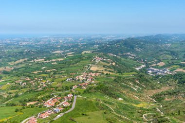 Yaz panorama San Marino Cumhuriyeti. Şaşırtıcı modern yerleşim alanı görünümünü.