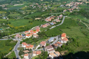 Yaz panorama San Marino Cumhuriyeti. Şaşırtıcı modern yerleşim alanı görünümünü.