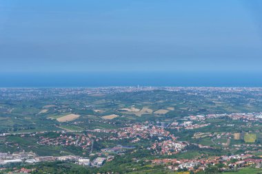 Yaz panorama San Marino Cumhuriyeti ve İtalya. İnanılmaz hava görünümünü ve cityscape. Rimini ve Adriyatik Denizi.